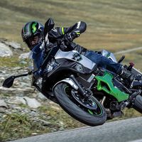 A Kawasaki teve a ideia genial do século quando uma motocicleta não estava vendendo bem: transformá-la em uma scooter e torná-la um enorme sucesso de vendas 