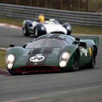 Este ASMR no te lo da un coche eléctrico. Ojo a cómo brama este Lola T70 clásico con motor V8