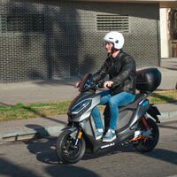 Rieju vuelve a la carga con el E-City, un scooter eléctrico asequible que se puede conducir sin carnet, desde 3.199 euros 