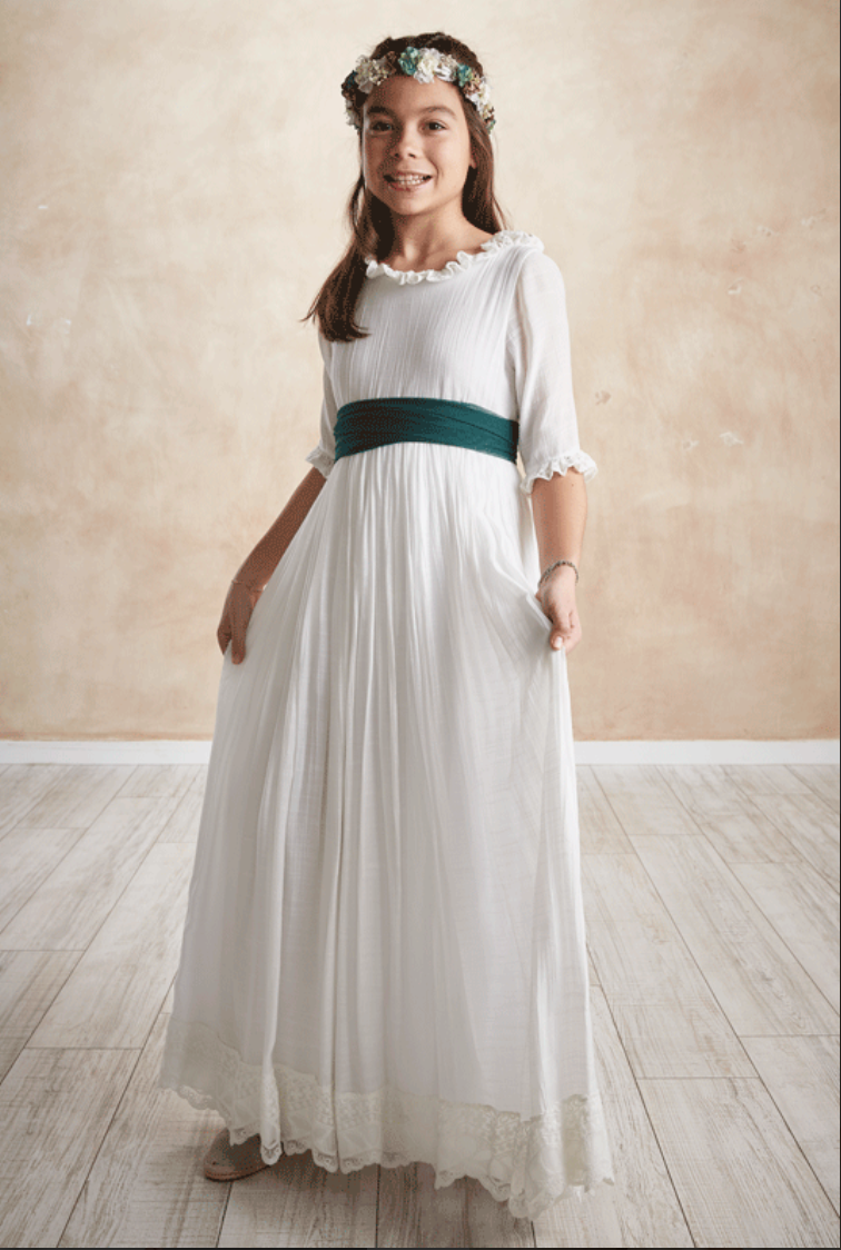 Vestido liso con mucha caída y detalle de volantes