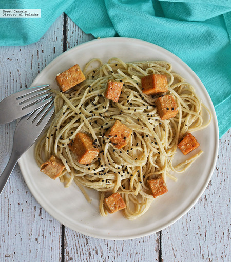 Pasta con salsa de matcha y trozos de tofu crujientes. Receta vegana