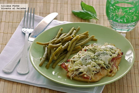 Receta de pechugas de pollo a la mostaza y miel gratinadas con panceta y champiñones