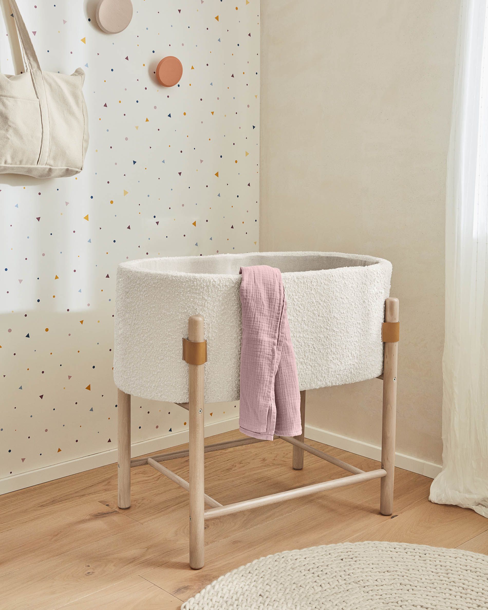 Moisés Adara de borreguito blanco y madera maciza de haya 69 x 46 cm