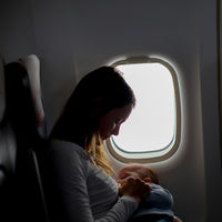 Cubrirse para dar el pecho a su bebé: la petición de la aerolínea KLM que ha sembrado la polémica