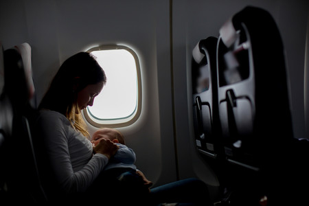Cubrirse para dar el pecho a su bebé: la petición de la aerolínea KLM que ha sembrado la polémica
