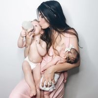 Se puede dar amor con teta y biberón: lo demuestra esta preciosa foto de una madre que amamanta y da el biberón a la vez a sus bebés