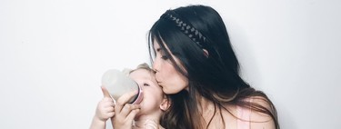 Se puede dar amor con teta y biberón: lo demuestra esta preciosa foto de una madre que amamanta y da el biberón a la vez a sus bebés