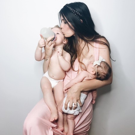 Se puede dar amor con teta y biberón: lo demuestra esta preciosa foto de una madre que amamanta y da el biberón a la vez a sus bebés