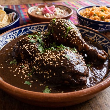 Disfruta de la Feria del Mole 2026 en este destino de Puebla donde hay bellos países con cactáceas y artesanías de palma