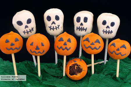 Cake pops o bizcobolas de chocolate con forma de calaveras y calabazas. Receta de Halloween