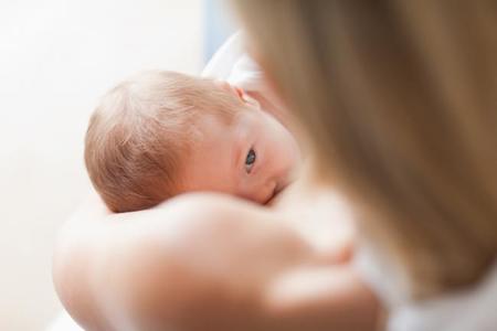 La leche materna reduce los ingresos de bebés prematuros y supone un ahorro de hasta 23.000 euros por niño