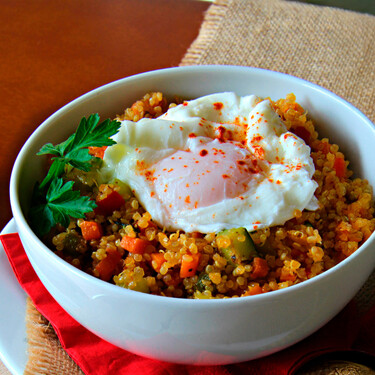 Quinoa con verduras y huevo: receta saludable y saciante perfecta para llevar o cenar sano