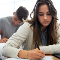 Un profesor sospechaba que sus alumnos habían hecho trampas con IA. Hizo el examen en persona y las notas bajaron a la mitad 