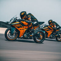 ¡Hola, KTM RC 390! La deportiva para el carnet A2 llega con 44 CV, nuevos colores y mejoras en su parte ciclo