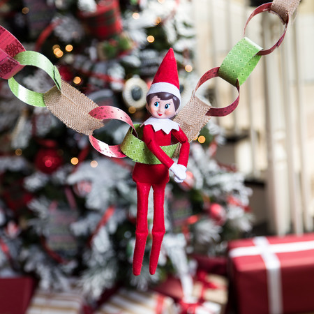 Elf on the shelf: en qué consiste esta divertida tradición navideña que puedes hacer con tus hijos