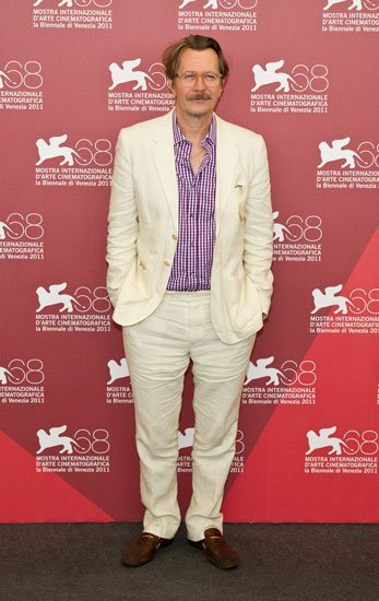 Gary Oldman o cómo no posar en el photocall de "Dark Horse" en el Festival de Venecia 2011