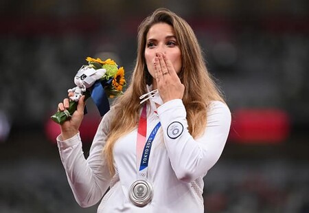 "El valor real de una medalla permanece en el corazón": palabras de la olímpica que subastó su plata para salvar a un bebé