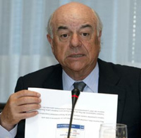 El presidente del BBVA culpa a los altos sueldos