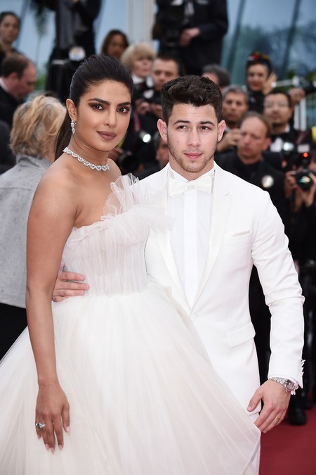 Nick Jonas se enfunda en un celestial look blanco para la red carpet de Cannes