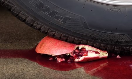 Nueve cosas que nos gusta ver (y oír) cómo son destrozadas por la rueda de un coche