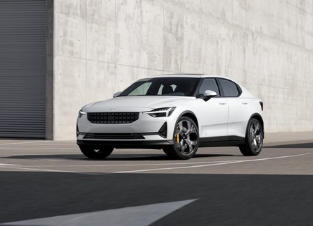 Polestar 2: un sedán fastback de 400 hp y autonomía de 500 km con sed de derrocar al Tesla Model 3