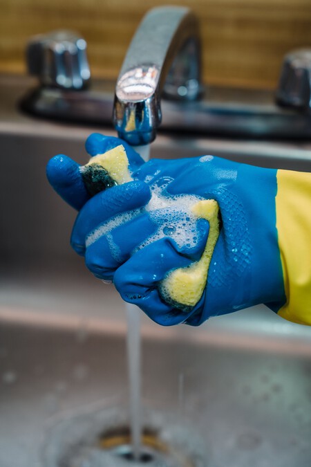 Dales una segunda vida sin tirarlas: 3 formas de reciclar las esponjas viejas de cocina en casa (úsalas para tus plantas)
