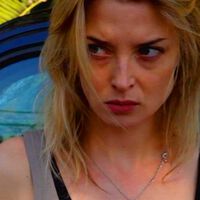 Le di la oportunidad a esta película de ciencia ficción y multiversos, pero no pude con ella. Es de las más difíciles de entender que he visto 