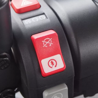 Desligar a motocicleta com o botão de emergência não resolve o problema; na verdade, aquele botão vermelho é muito mais útil do que você imagina 