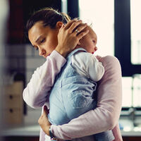 Te distraes dos segundos y el bebé se puede caer al suelo: cómo evitar caídas del cambiador