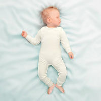Para los bebés con dermatitis atópica, Mustela presenta un pijama especial que alivia el picor