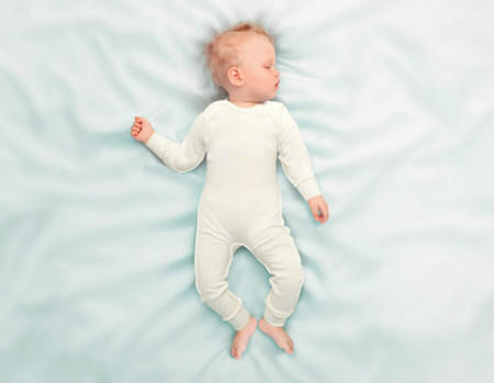 Para los bebés con dermatitis atópica, Mustela presenta un pijama especial que alivia el picor