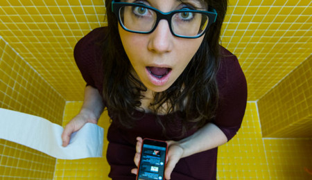 Cómo ha cambiado el smartphone nuestros hábitos en el baño