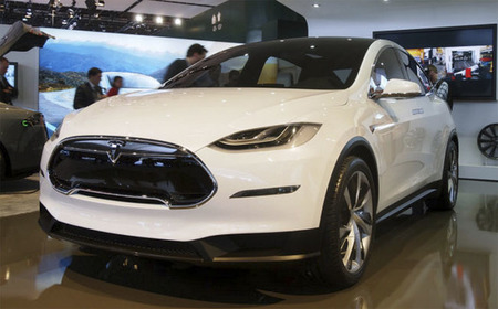 Tesla muestra una nueva versión del Model X en Detroit