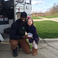 La emocionante amistad de una niña con el encargado de recoger la basura de su barrio arrasa en Facebook