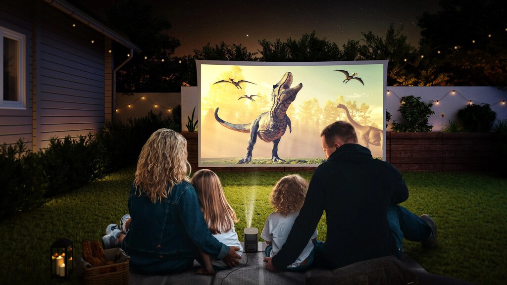 Usar un proyector portátil para montar un cine de verano parece ideal. Pero esto es lo que conviene tener en cuenta para no desilusionarse 