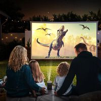 Usar un proyector portátil para montar un cine de verano parece ideal. Pero esto es lo que conviene tener en cuenta para no desilusionarse 