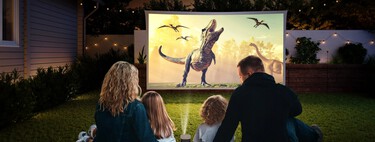 Usar un proyector portátil para montar un cine de verano parece ideal. Pero esto es lo que conviene tener en cuenta para no desilusionarse 