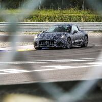 ¡Sorpresa! El Maserati GranTurismo será el primer coche eléctrico de Maserati y ya está rodando en carretera y circuito