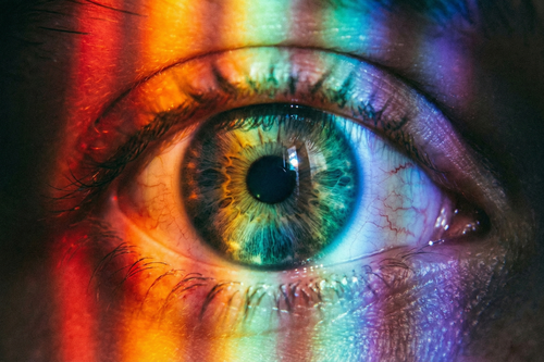 Llevo años usando este color con la tira LED en la tele: ahora descubro que es excelente para la salud