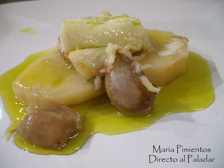 Bacalao confitado con patatas en AOVE. Receta