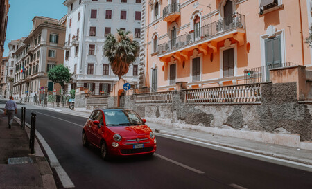 Coche circulando en Roma