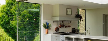 Seis trucos para ocultar el tubo de la campana extractora de la cocina sin perder de vista el estilo 