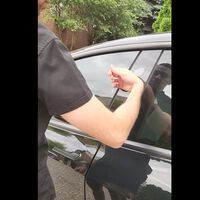 Le han abierto un agujero en la mano, pero ahora puede abrir su Tesla sin llaves: el biohacking extremo, en vídeo