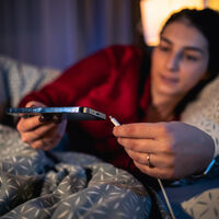 Pelo bem da sua casa, não durma com o carregador do celular sobre a cama  