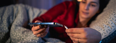 Pelo bem da sua casa, não durma com o carregador do celular sobre a cama  