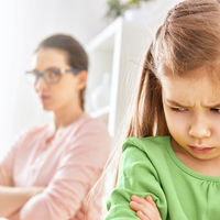 Cómo reaccionar cuando otras personas regañan a nuestros hijos