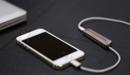 Aqua es un DAC y amplificador minimalista con el que mejorar el sonido de tu smartphone