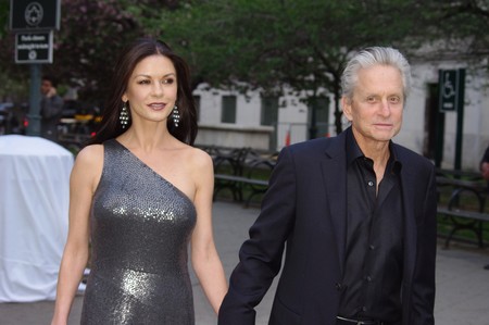 Michael Douglas tira la casa por la ventana y le compra la mitad de su finca mallorquina a su ex mujer por ¡25,8 millones!