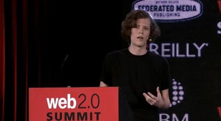 El creador de 4Chan arremete sobre el manejo de identidad en Facebook y Google+