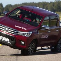 Video: Así de desastrosa es la Toyota Hilux en maniobras de emergencia